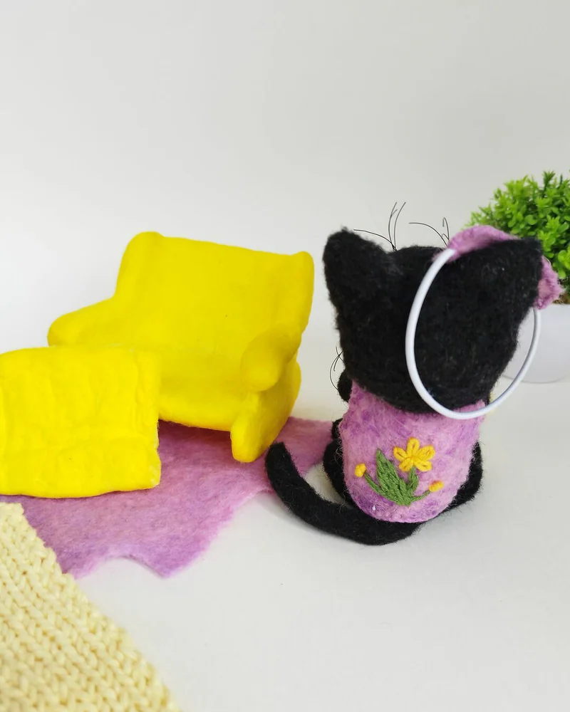 Черный котенок в кресле. Валяная игрушка кошка Войлочная игрушка кот