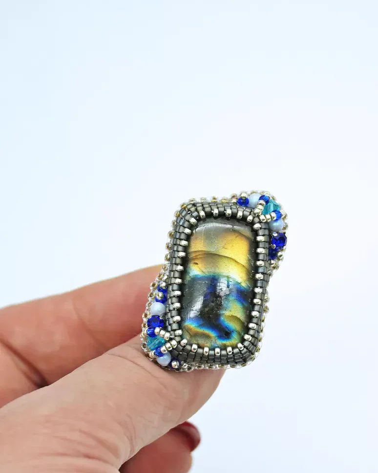 Кольцо с натуральным лабрадором и Swarovski