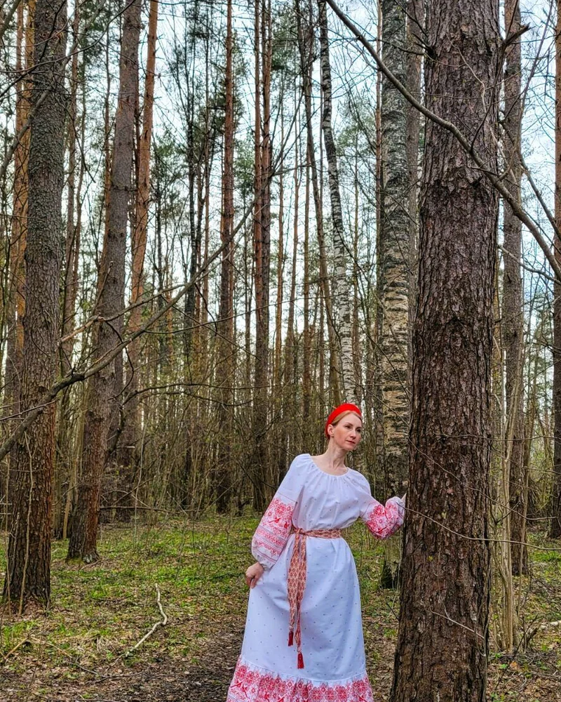 Платье народное с красным орнаментом и поясом