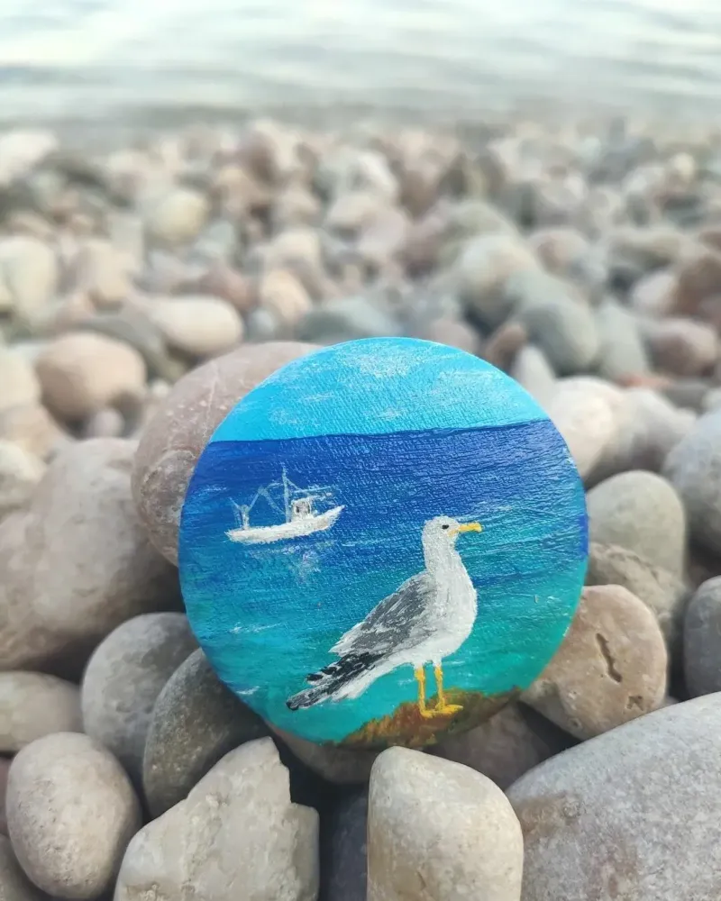 Брошь Чайка на камне. Миниатюра на Холсте. Морской пейзаж — Брошь