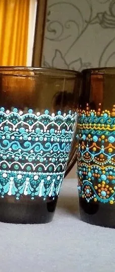 Невысокая кружка из дымчатого стекла с росписью