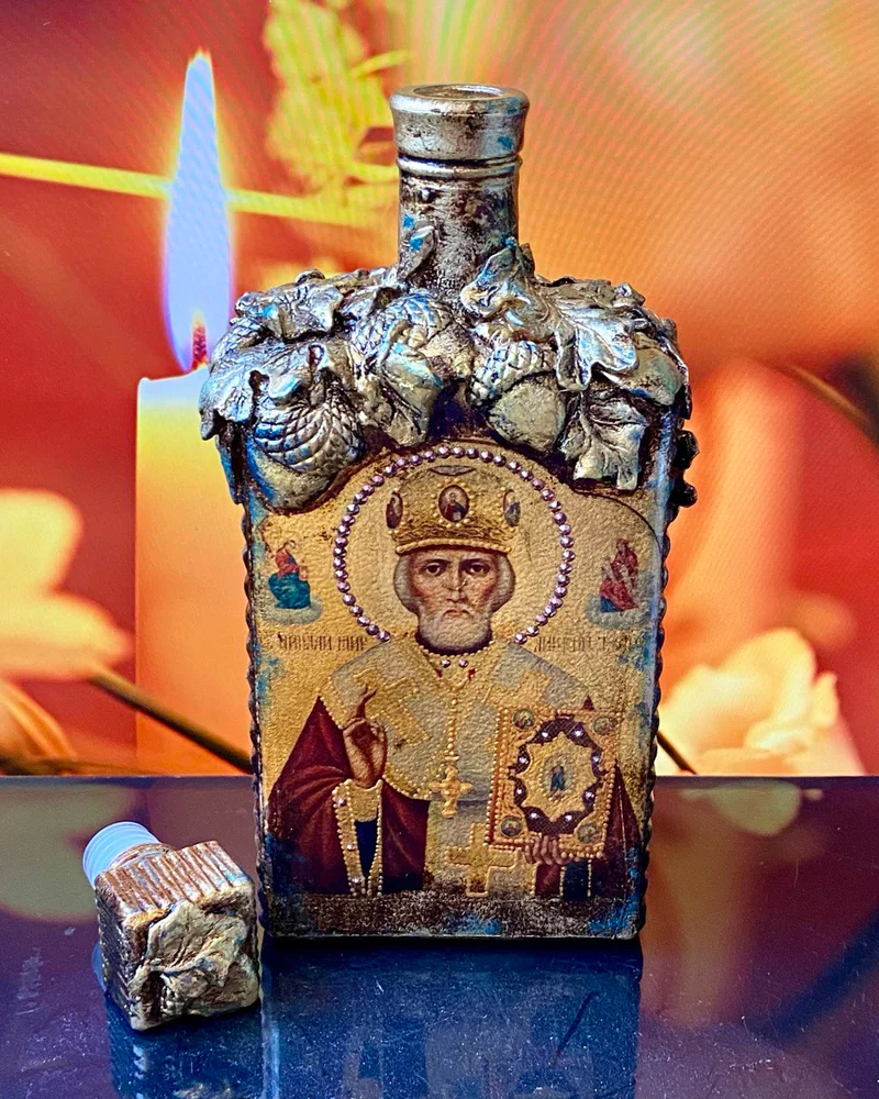 Бутыль/сосуд для святой воды с иконой святого Николая Чудотворца.