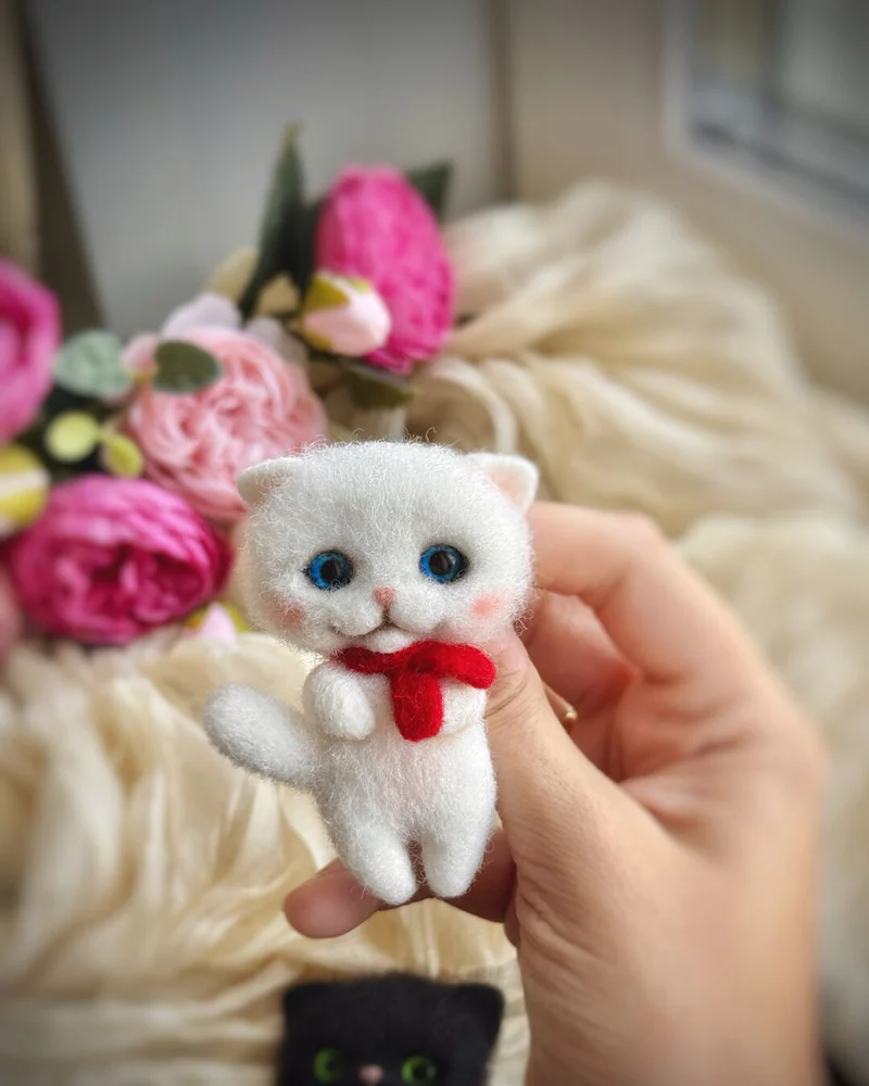 Брошка черная и белая кошка ручной работы из шерсти