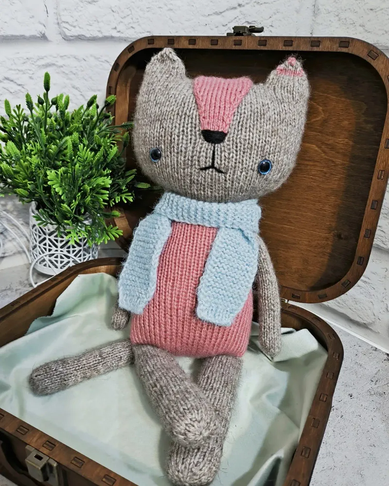 Вязаный кот — Серый в шарфе