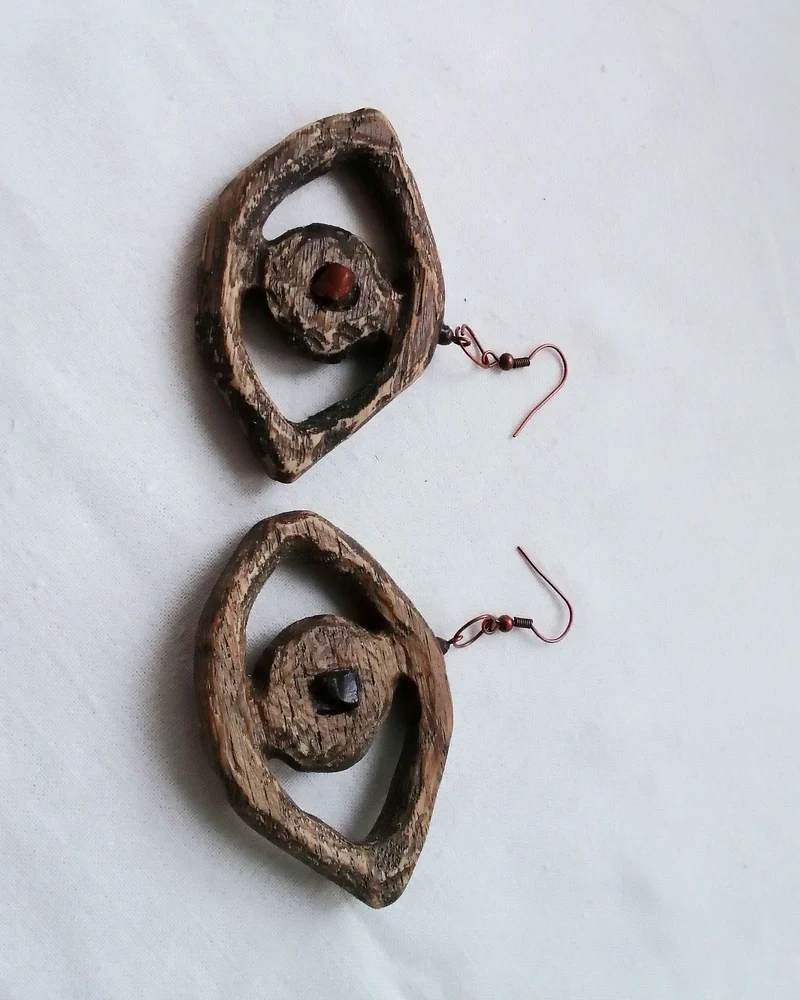 серьги из дерева — красное и черное