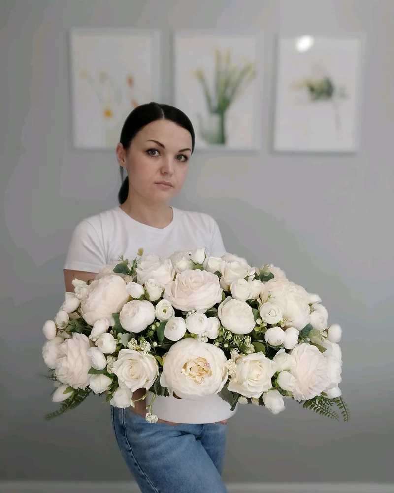 Композиция из роз и пионов в кашпо — Композиция из роз и пионов в кашпо