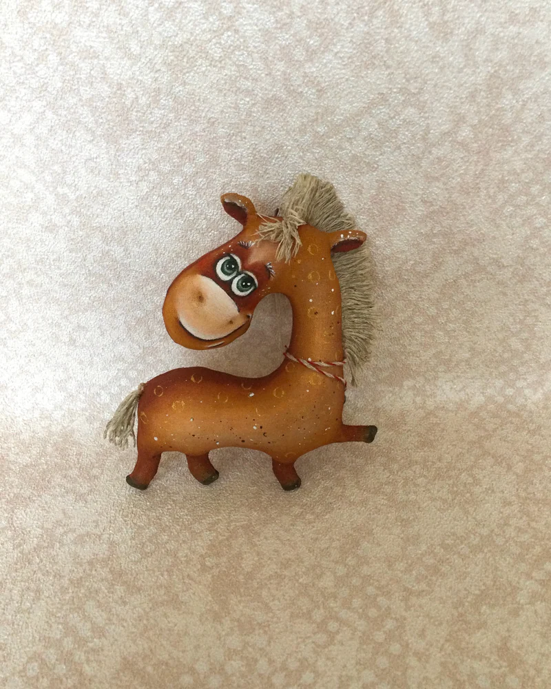 Коричневая лошадка