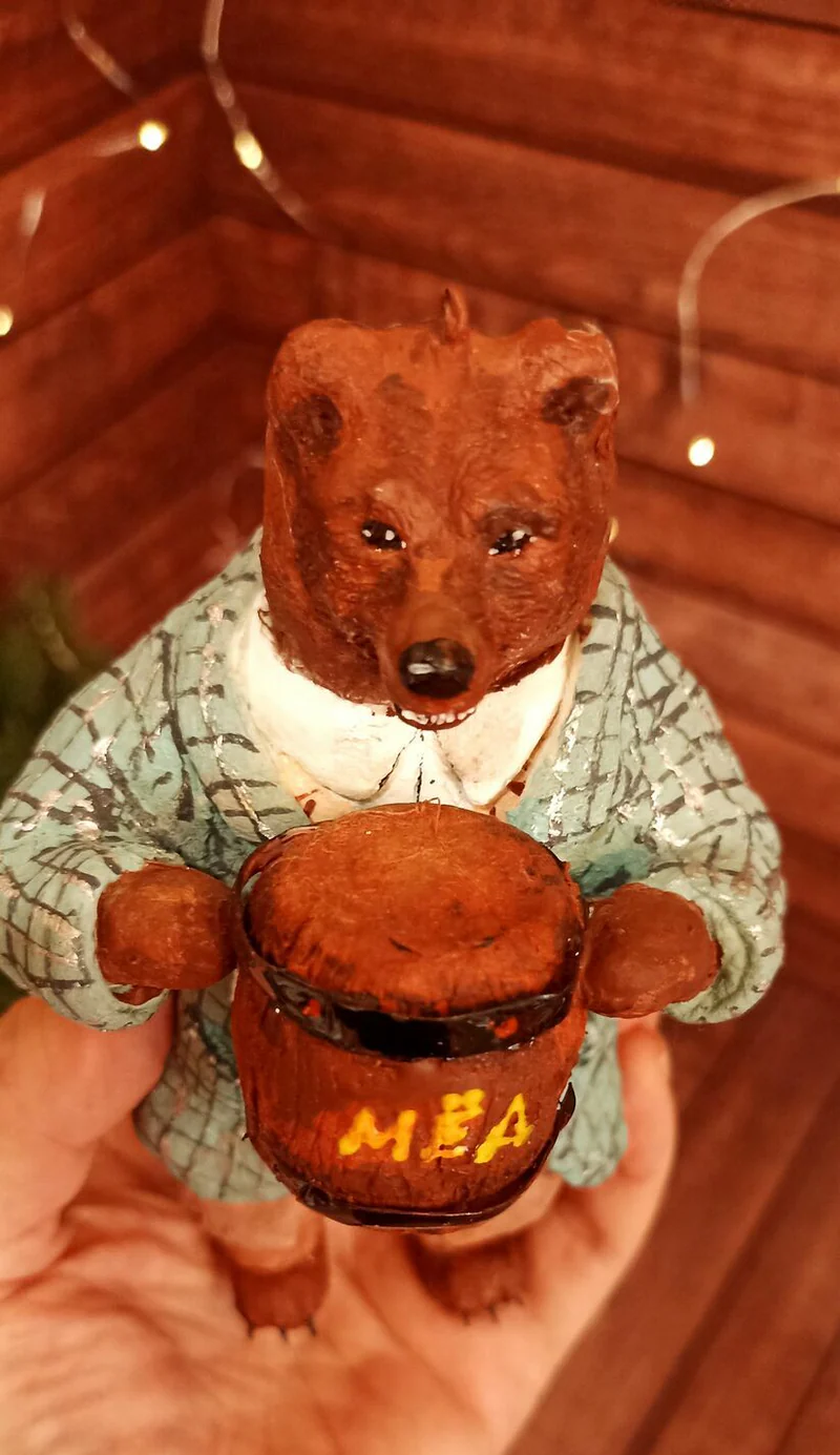 Мишка с бочонком мёда