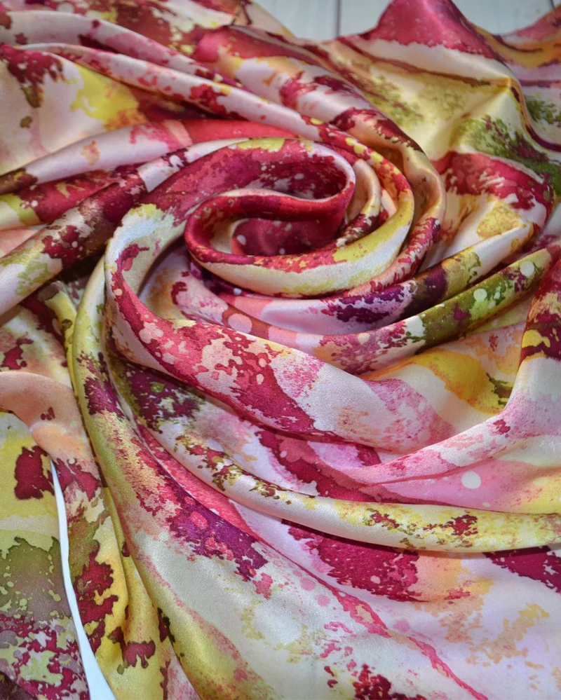 Платок с абстрактным принтом (горячий батик) — 90×90 см