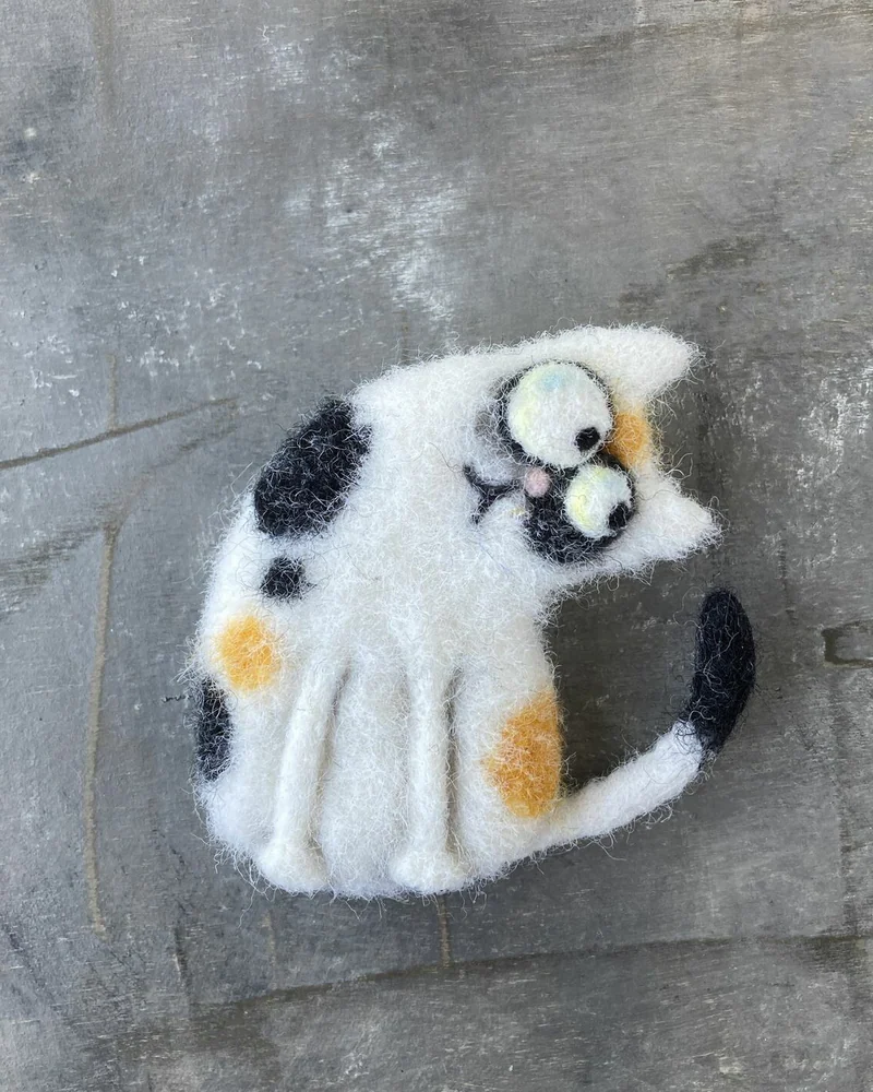 Валяная брошь Котик