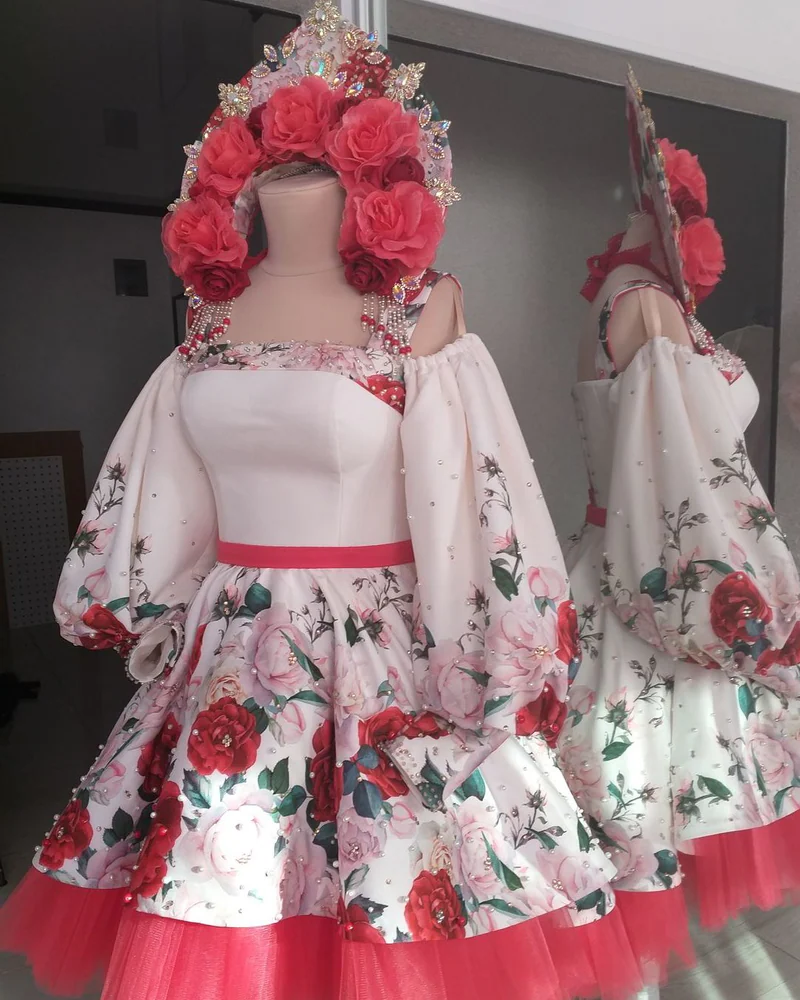 Народные выход конкурсный — цвет: красный