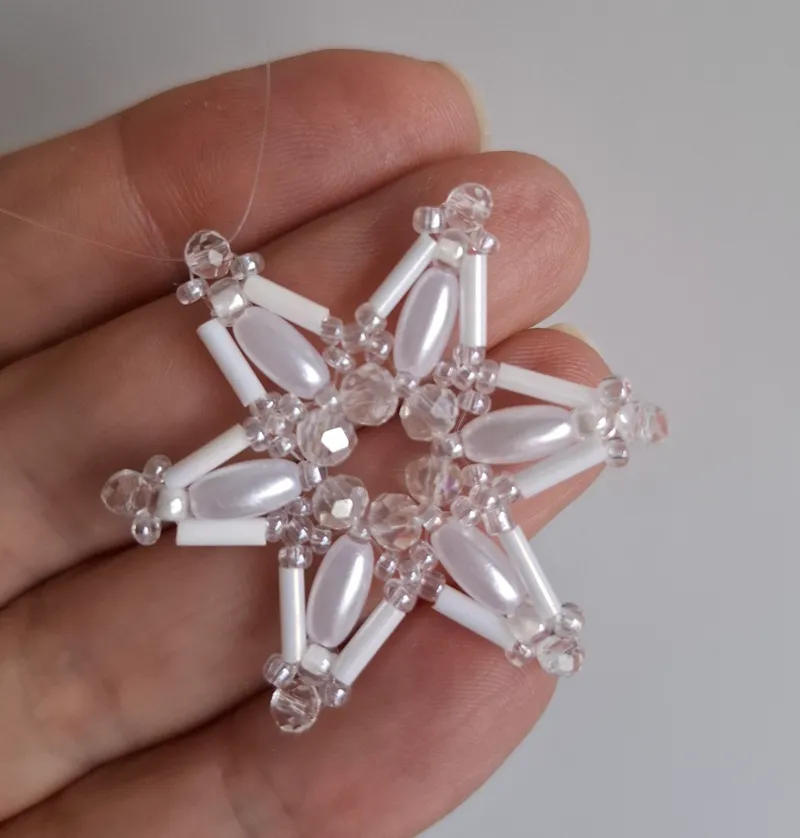 Снежинки из бусин и бисера