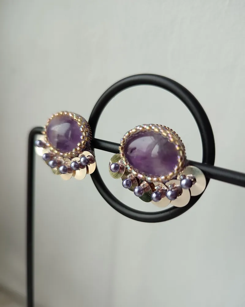 Серьги из флюорита с бисером, бусинами жемчугом и пайетками