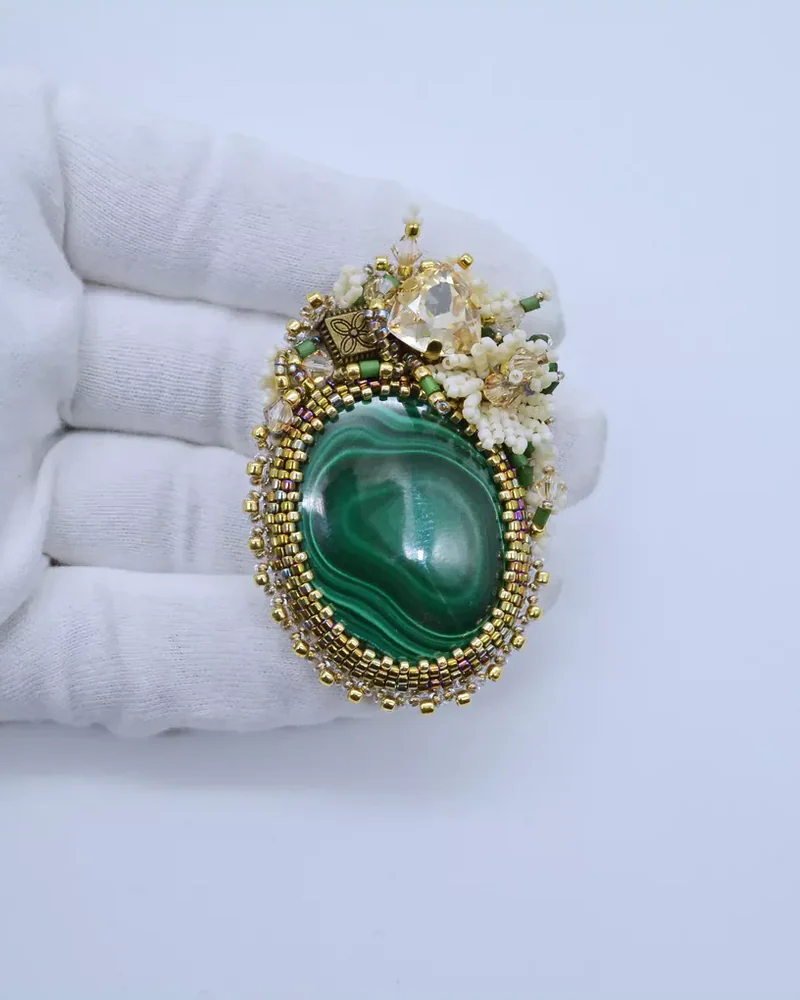 Авторская брошь с малахитом и Swarovski