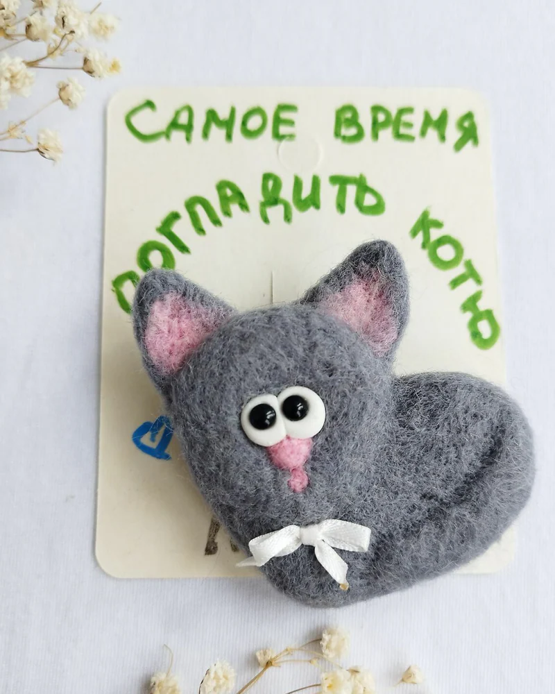 Брошь котик- сердце из шерсти, брошь на пиджак серый кот