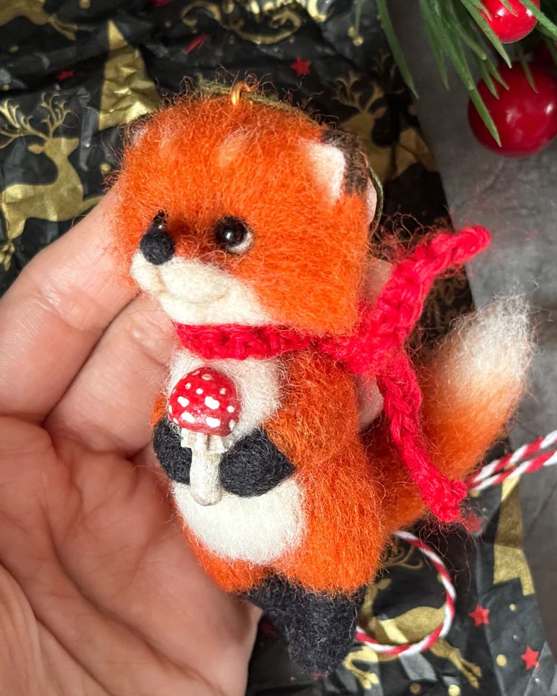 Ёлочная игрушка Лиса с мухомором