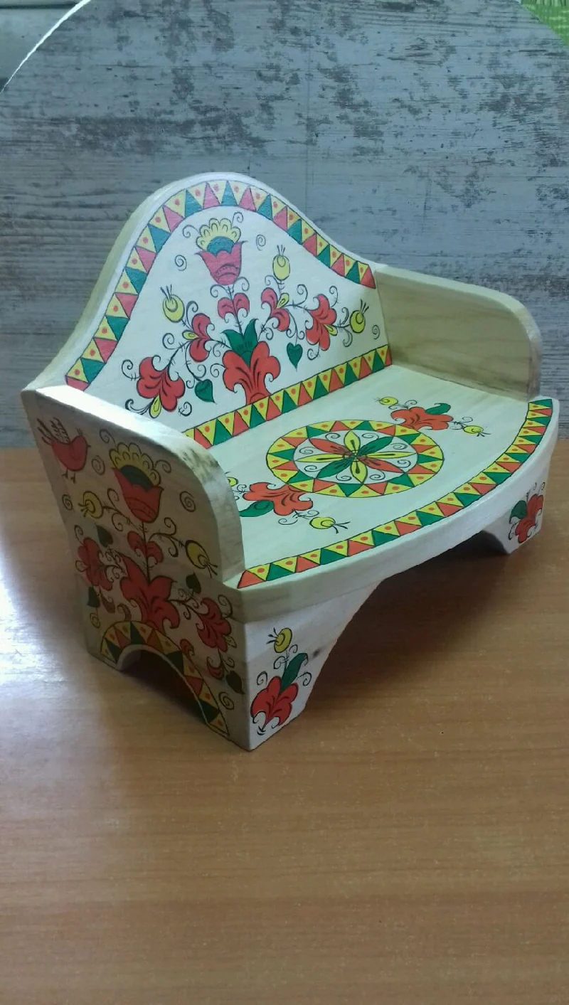Диванчик для любимой куклы