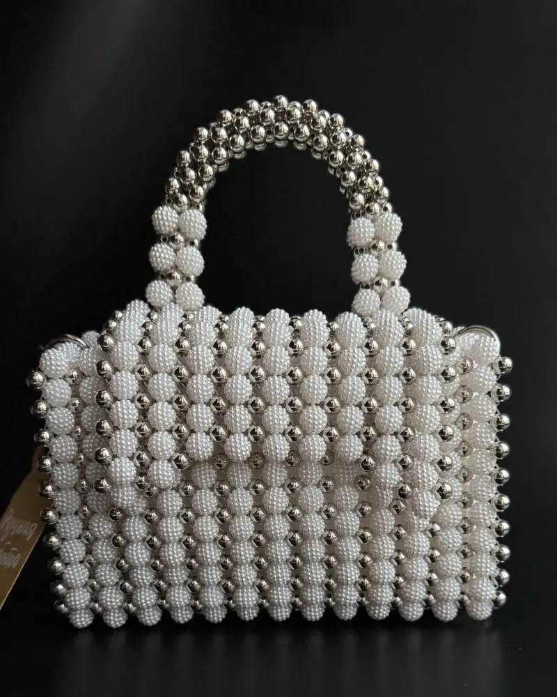 Серая сумка из бусин