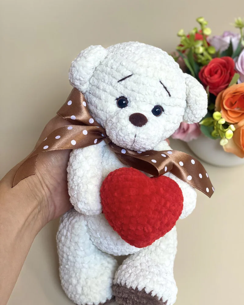 Вязаный белый мишка амигуруми с сердечком