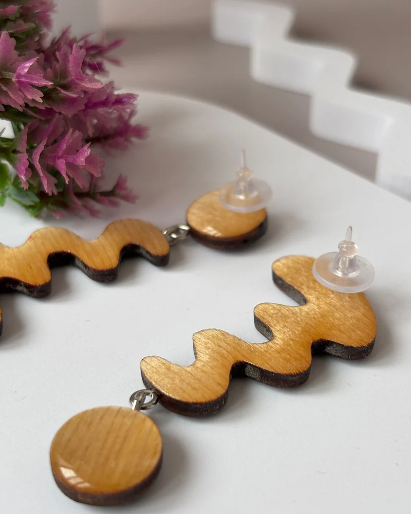 Крупные серьги из дерева. Зигзаги