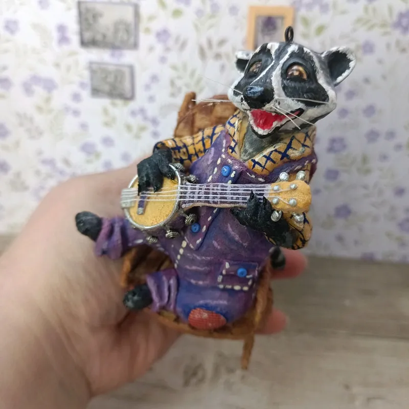 Ватная игрушка «Енот с банджо»