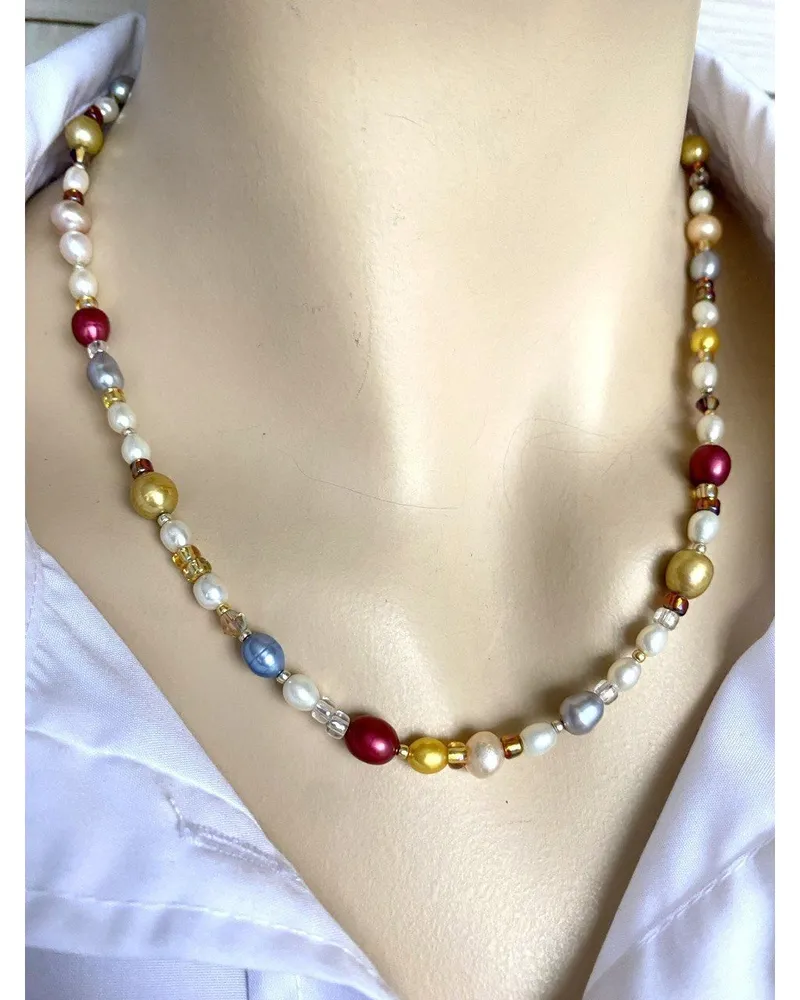 Колье из тонированного жемчуга — многоцветное, с бусинами Swarovski