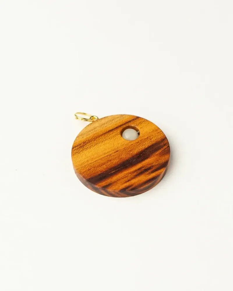 Кулон из древесины абрикоса "Марс" с кварцем