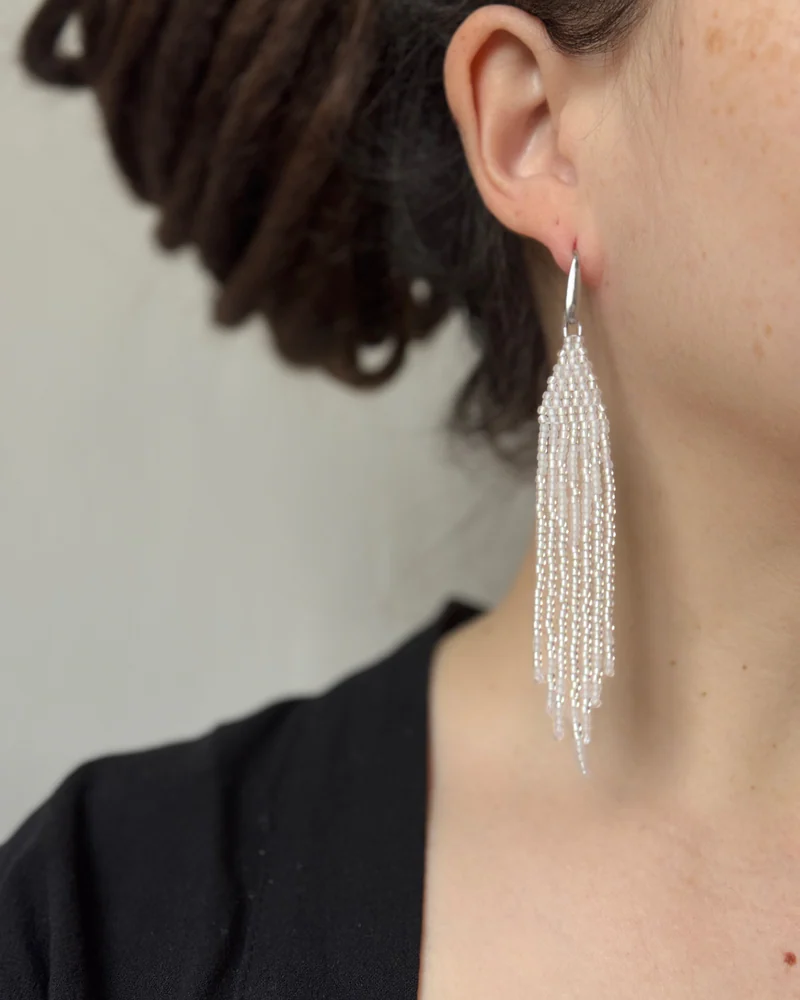 Серьги из бисера с бахромой — Белый и серебристый
