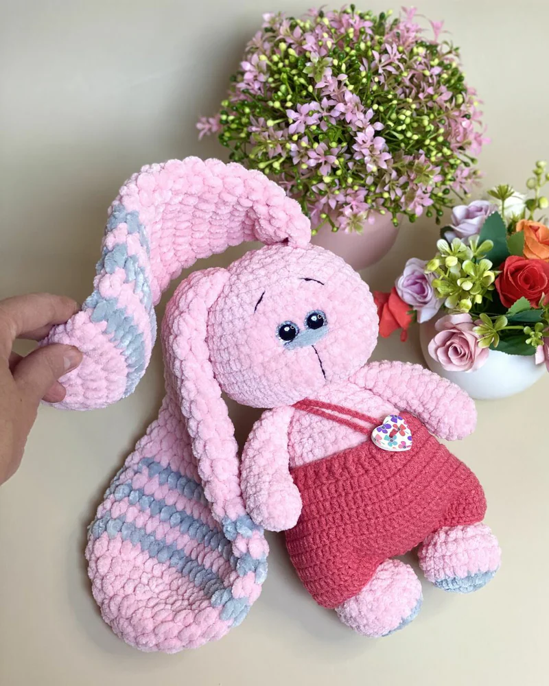 Вязаная розовая зайка амигуруми