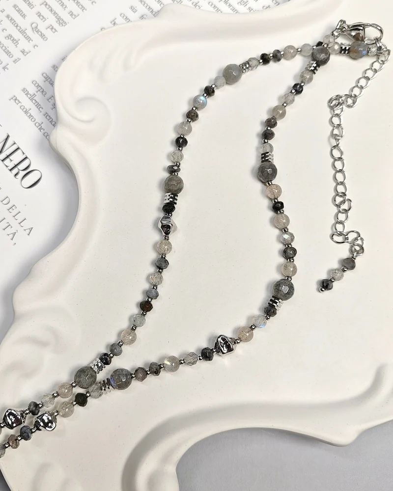 Колье-галстук из микса различных серых камней