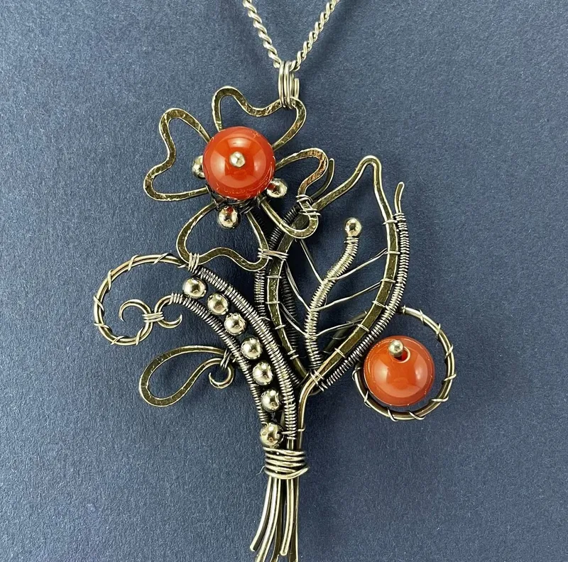 Кулон с бусинами сердолика в технике wire wrap