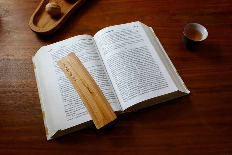 Деревянная закладка для книг с надписью