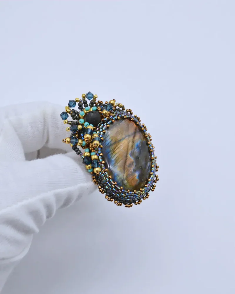 Авторская брошь с лабрадором и Swarovski