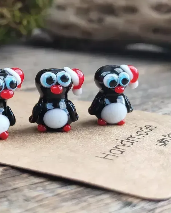 Стеклянная фигурка «Пингвин в шапке Санты» — Высота 17 мм
