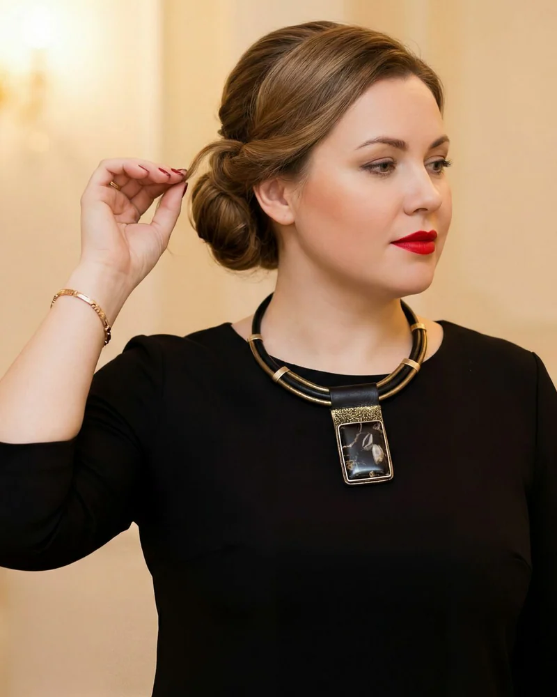 Колье из натуральной кожи Царица Египта с аммонитом черный золотой