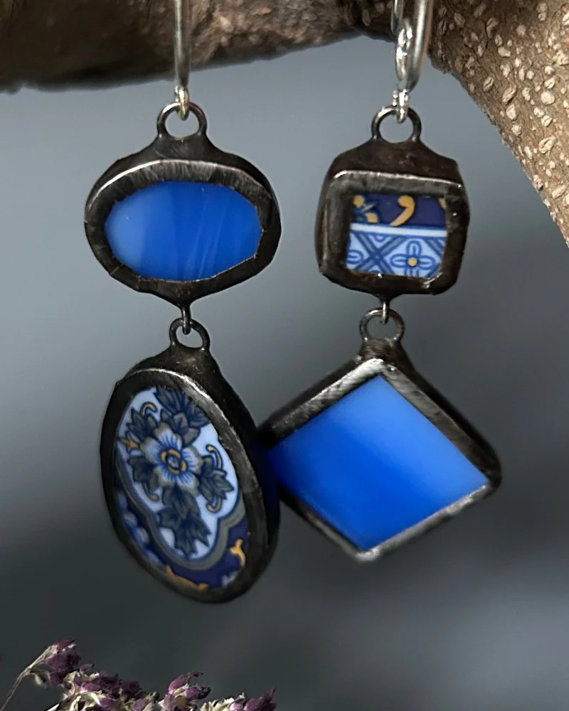 Серьги из осколков винтажной тарелки с синим стеклом