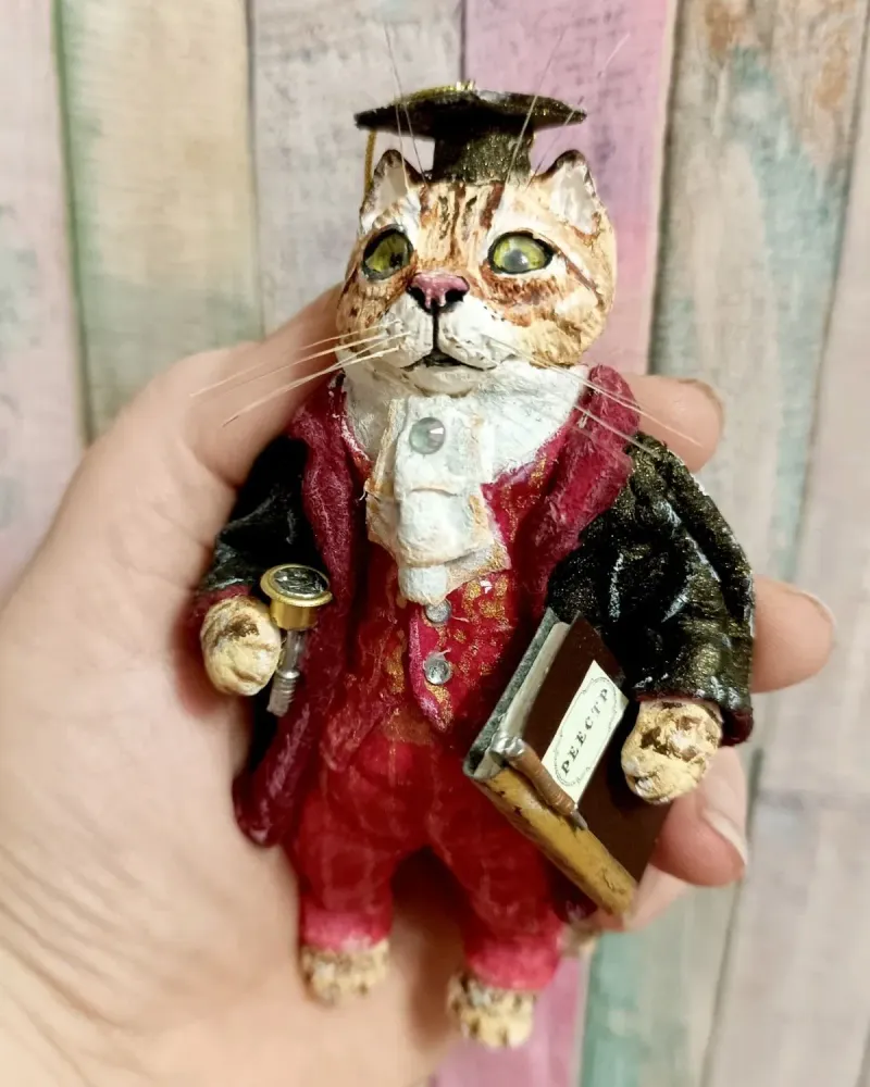 Ватная игрушка «Кот юрист» — Высота 11-13 см