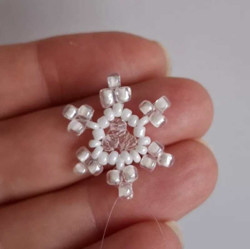 Снежинки из бусин и бисера