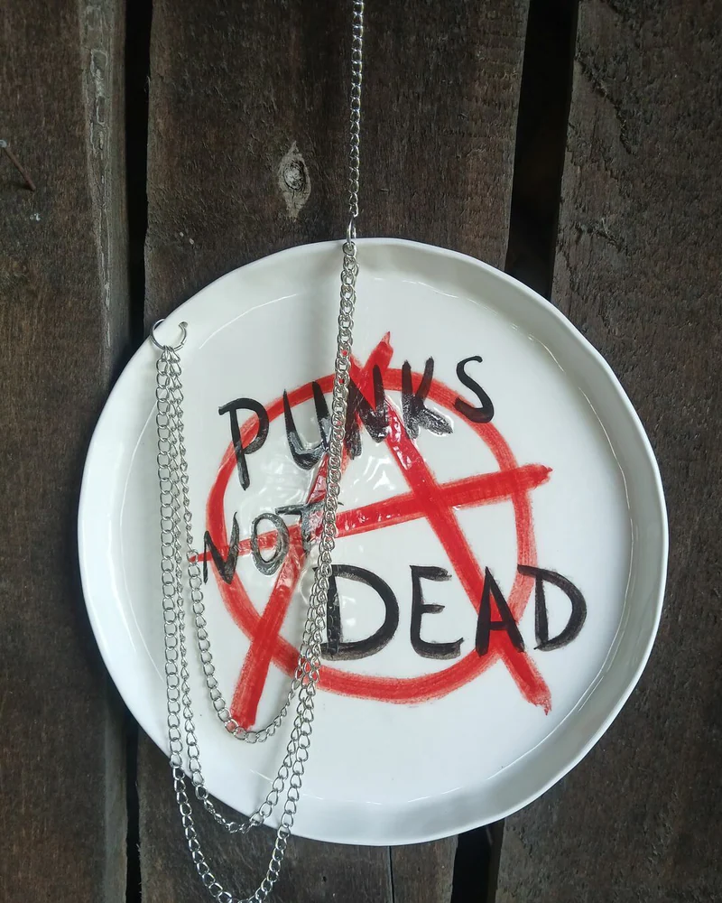 Белая тарелка на стену «Punks not dead»