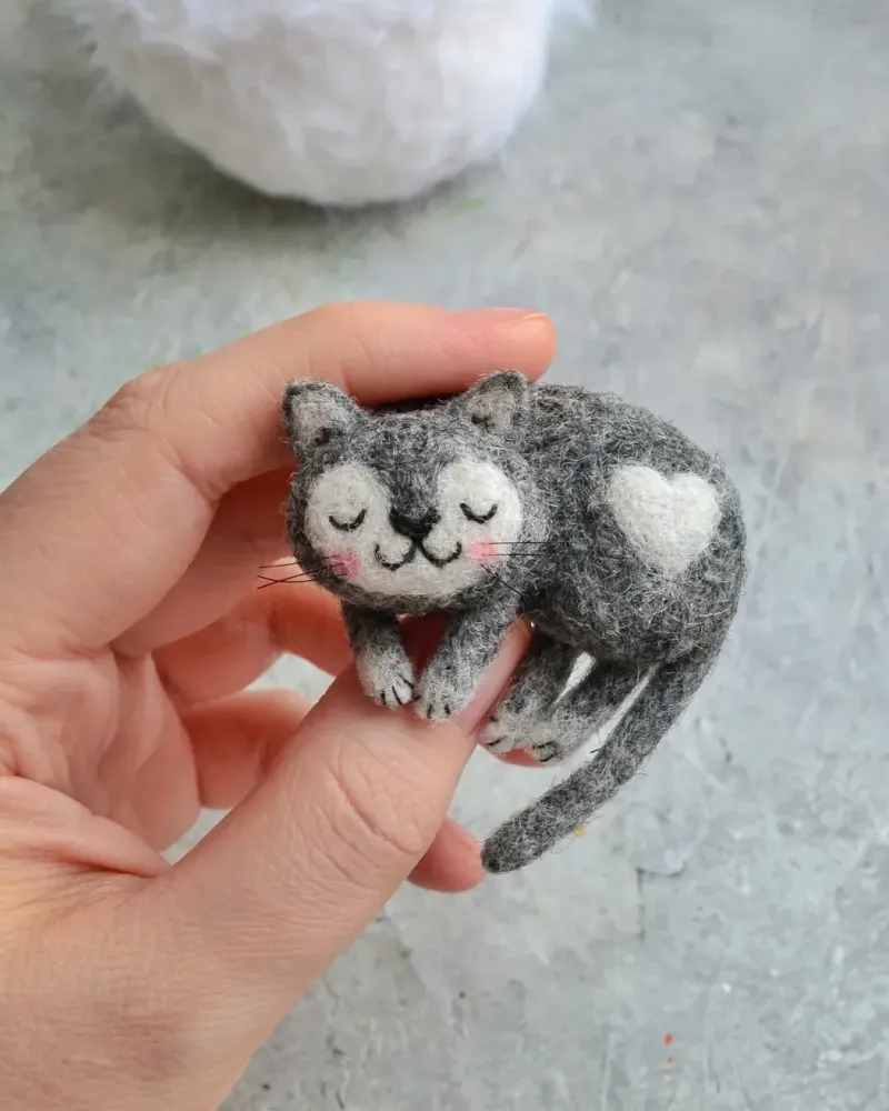Валяная брошь «Котик клубочком» — Ручная работа