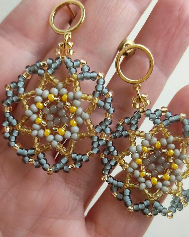 Серьги круглые из бисера серо-жёлтые 3 см