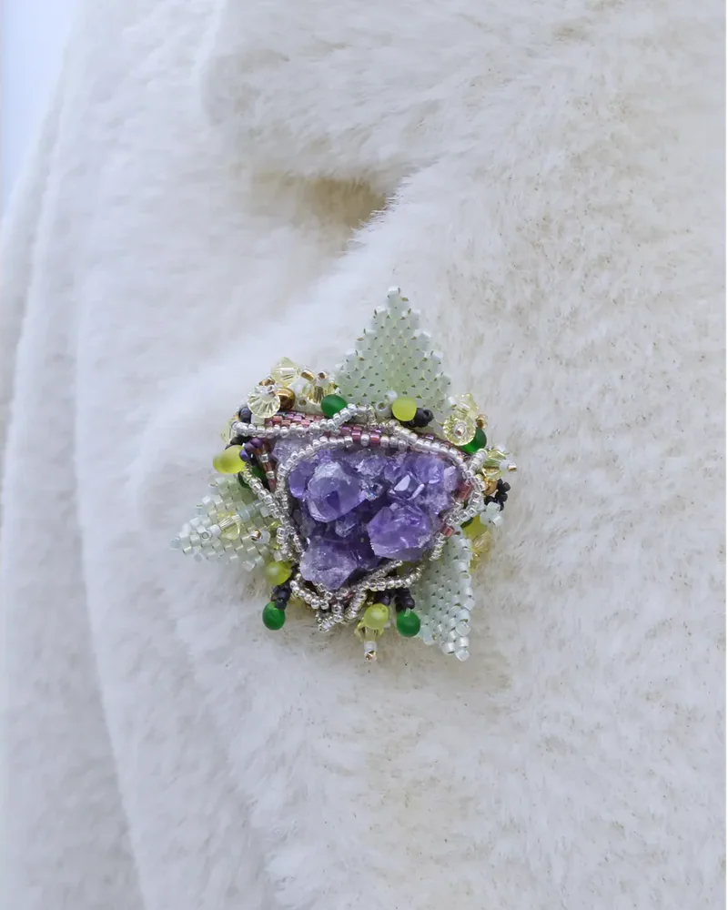 Брошь ручной работы с аметистом и Swarovski