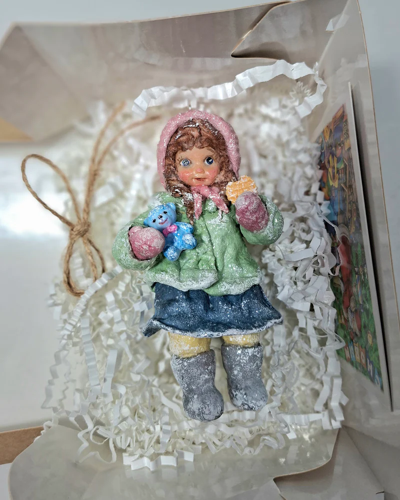 Ватная елочная игрушка «Девочка с мишкой»