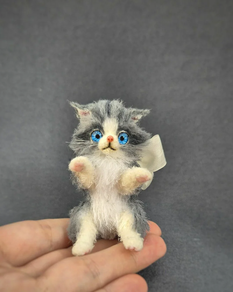 Вязаный котик и мышонок-мушкетёр