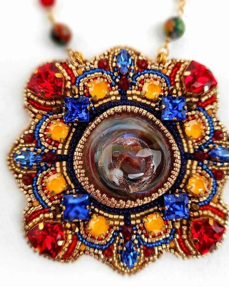Кулон из бисера со Swarovski и авторским кабошоном