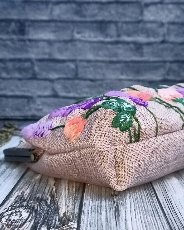 Сумка вышитая гладью с фермуаром. Цветочная поляна. Маленькая сумочка