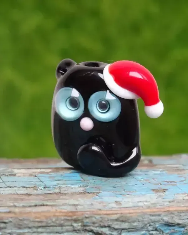 Стеклянная фигурка «Кот в шапке Санты» — Высота 20 мм