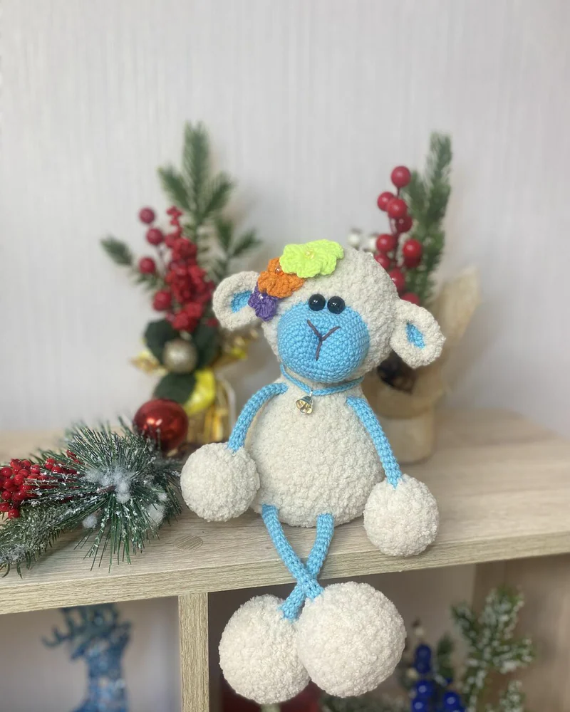 Вязаная овечка амигуруми — символ нового года