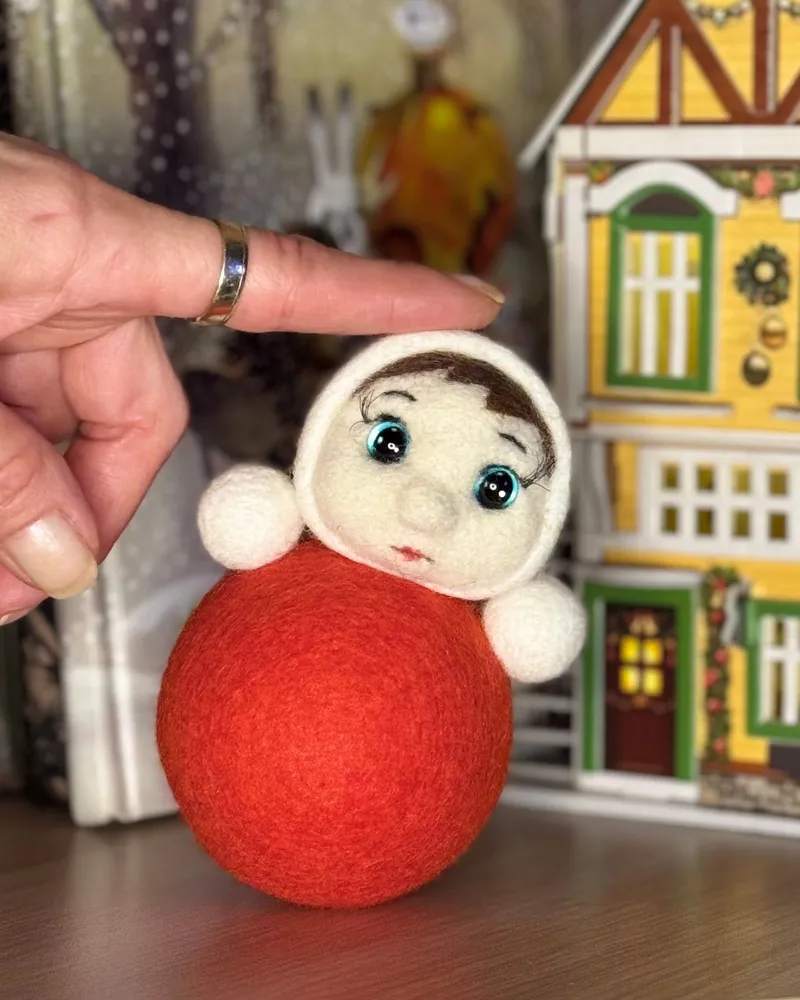 Валяная неваляшка - елочная игрушка