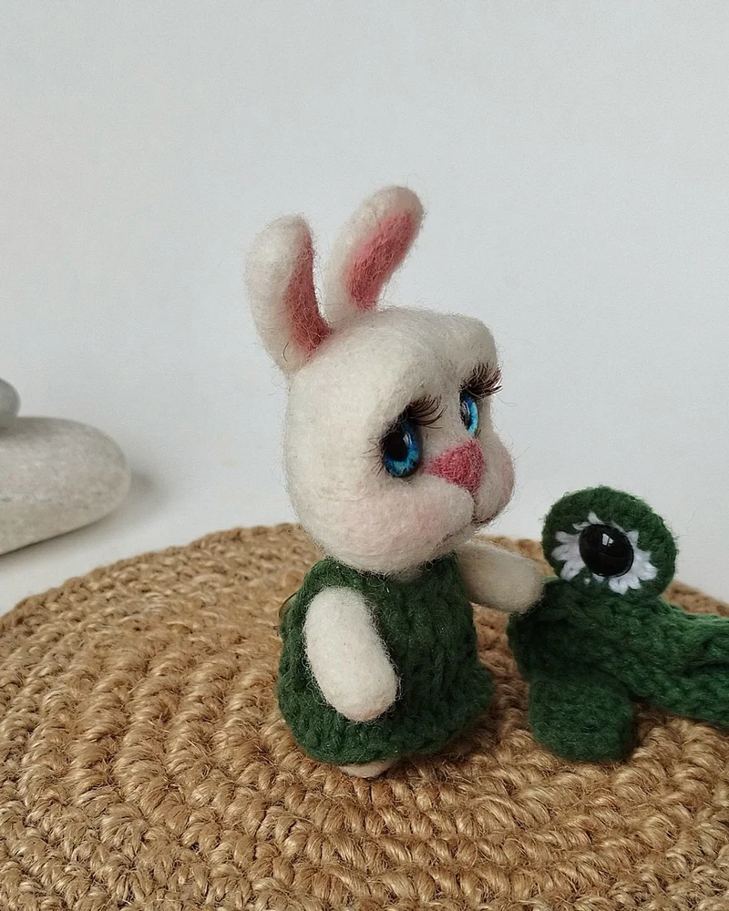 Маленький зайчик игрушка из шерсти. Зайка в костюме лягушки